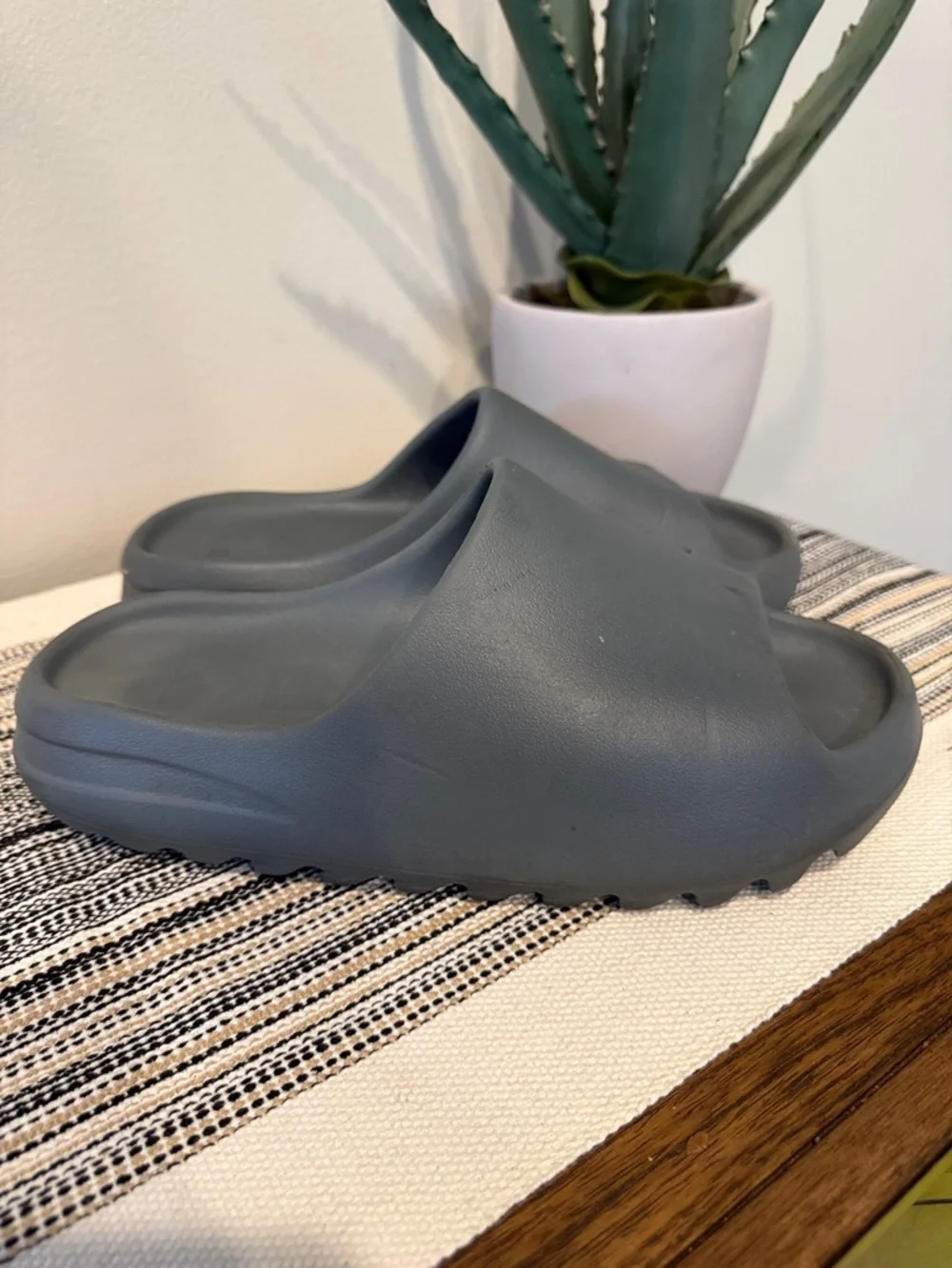 Yeezy Men's Slate Gray Foam Slide Shoes Size 9 FLAW